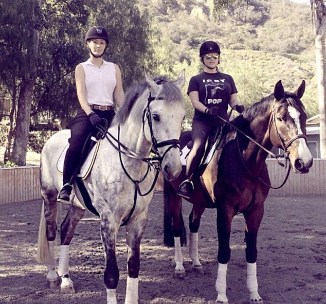 DailyMailCeleb's tweet photo. Iggy Azalea reveals how she helped friend Kesha 'relax' through horse riding https://t.co/qXobI5fx6E https://t.co/giOBaOiIE5