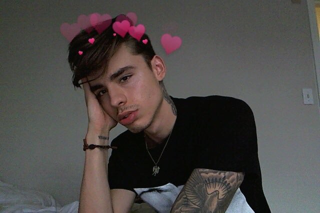 bryanbby21's tweet photo. Being all cute and shit https://t.co/2FbSo7CXn4