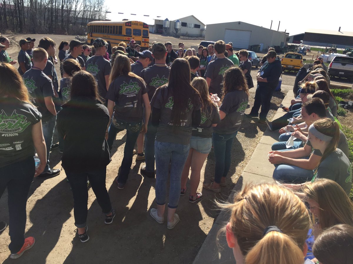 dairypdpw's tweet photo. Impressive group of high school kids out on the farm today. #YLD2016 https://t.co/KBYCrFs534