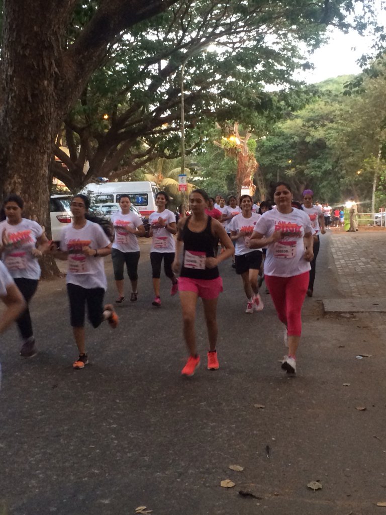 aich_debjani's tweet photo. 10km run heads out, 300 women #GoaGoingPink @Pinkathon10K @CidadedeGoa @mobiefit https://t.co/UwFtNmD4m4