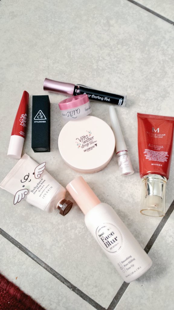 obscure_raYn's tweet photo. Makeup Crazy!!!
#Lioele #MISSHA #etudehouse #banilaco #3cestylenanda #itsSkin #skinfood 

``/(^0^")\``°°° https://t.co/sMr7kwHTby