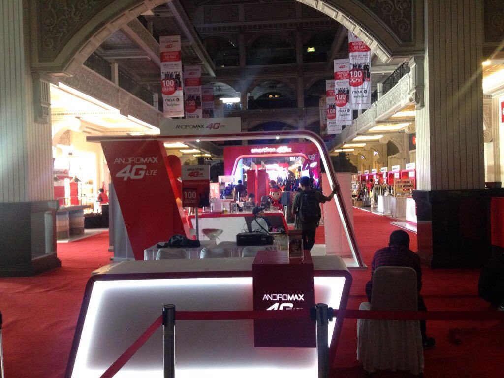 smartfrenworld's tweet photo. Langsung merapat Fren! Bakal seru nih #Generasi4G Day hari ini! Jangan sampe ketinggalan keseruannya! https://t.co/9N32DVx1Zq