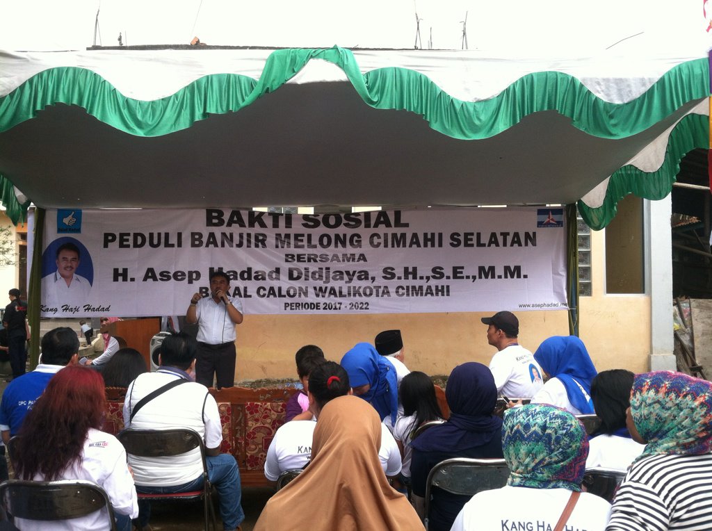 AsepHadadd's tweet photo. Sampurasun, kegiatan Bakti Sosial Peduli Banjir Melong Cimahi Selatan bersama Asep Hadad #baladhadad #salamjempol https://t.co/SofcJCSxCQ