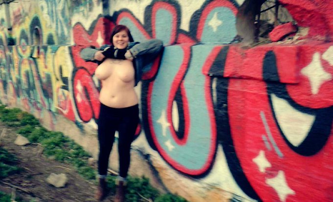 Lol retweet this poor quality blurry photo from earlier and I'll post a new pic for every ten retweets<a href="/tag/retweet"class="tags"><span>#retweet</span></a>