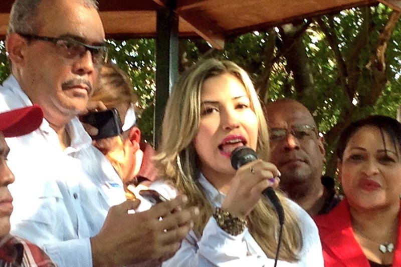 SoyVnezolano's tweet photo. ¡VOLÓ LOS TAPONES! Alcaldesa de Calabozo enloquece y ordena a chavistas saquear comercios https://t.co/P9k6HwVP0h https://t.co/HVmdOq8uw2