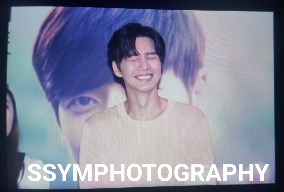 [#ParkHaeJininSG] Isn't #ParkHaeJin just adorable?? 😭😭 He did aegyo for his fans! 😍