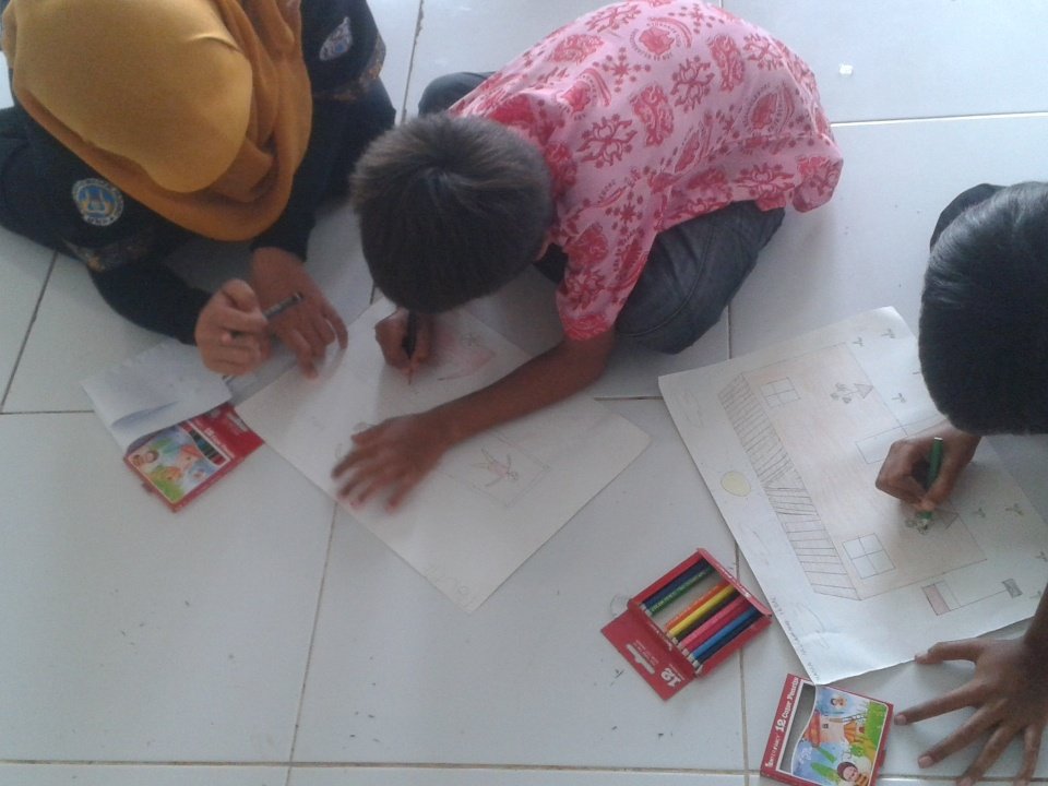 Sedang berlangsung lomba mewarnai dlm rangkaian acara HMJ BK "Goes To Panti". Semangat adik" pantinya luar biasaa :)