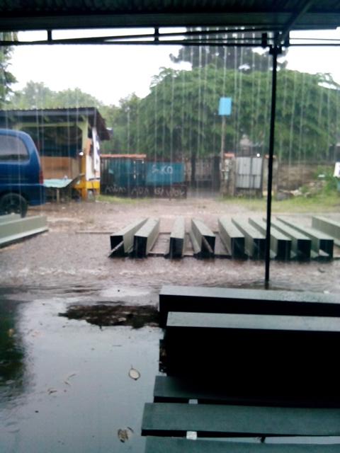 91c733d43164409's tweet photo. Hujan lebat di jkt barat https://t.co/FuPQYXT2TB