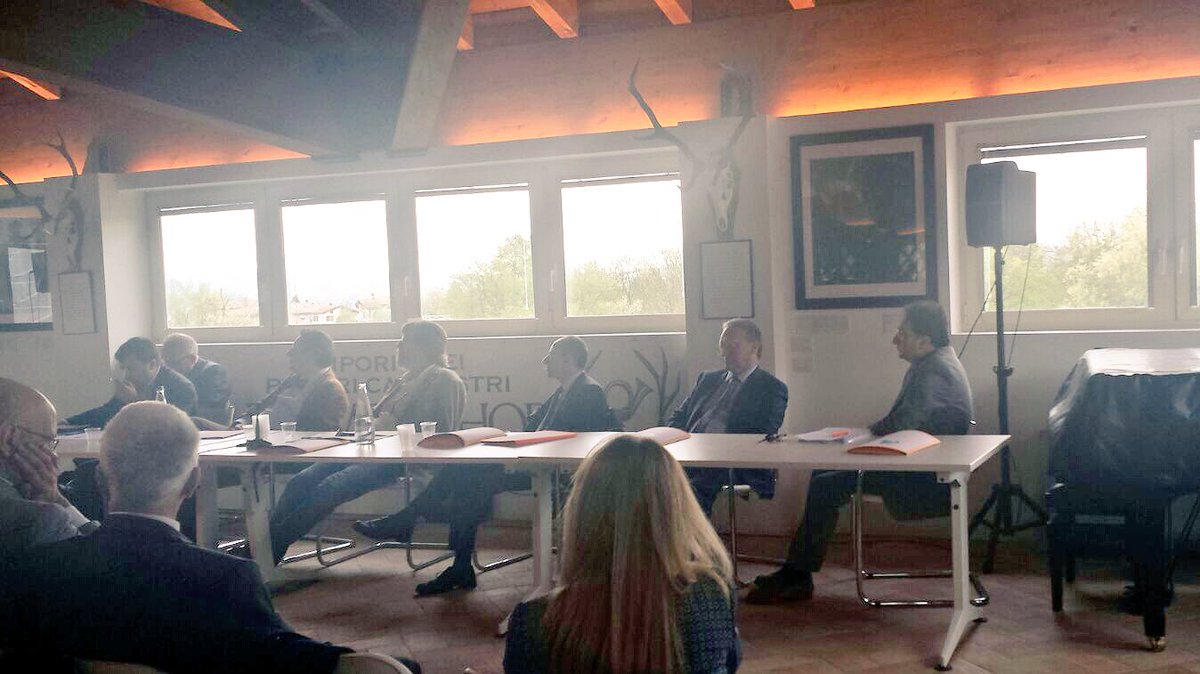 OUAorganismoavv's tweet photo. #OUA incontro con unione ordini forensi lombardi. #ULOF #cisiamo #avvocati #cnforense2016 https://t.co/IGc7mA2Mg6