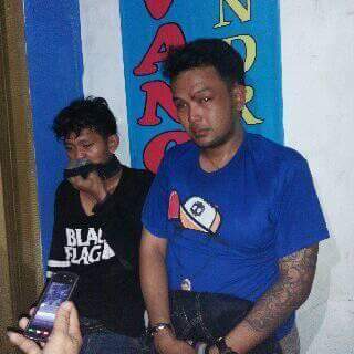 JakCikampek's tweet photo. Mental MALING!😅 Azhar plg nonton #TrofeoPersija HP nya di colong, ada jg yg mau nonton Pelersib Nyolong HELM dlu😅👎 https://t.co/UZM79qTeK0