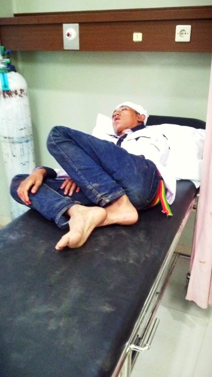 JakCikampek's tweet photo. Mental MALING!😅 Azhar plg nonton #TrofeoPersija HP nya di colong, ada jg yg mau nonton Pelersib Nyolong HELM dlu😅👎 https://t.co/UZM79qTeK0