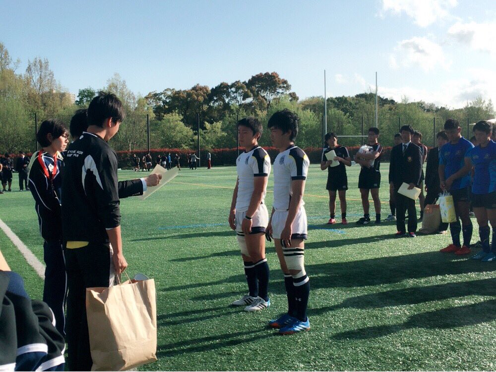 tamagawa_rugby's tweet photo. 関東セブンスB表彰式の模様と集合写真。
表彰式
奥:為成 伸広 (小金)
手前:太田 大貴(桐蔭学園) https://t.co/nXyJaBR44u