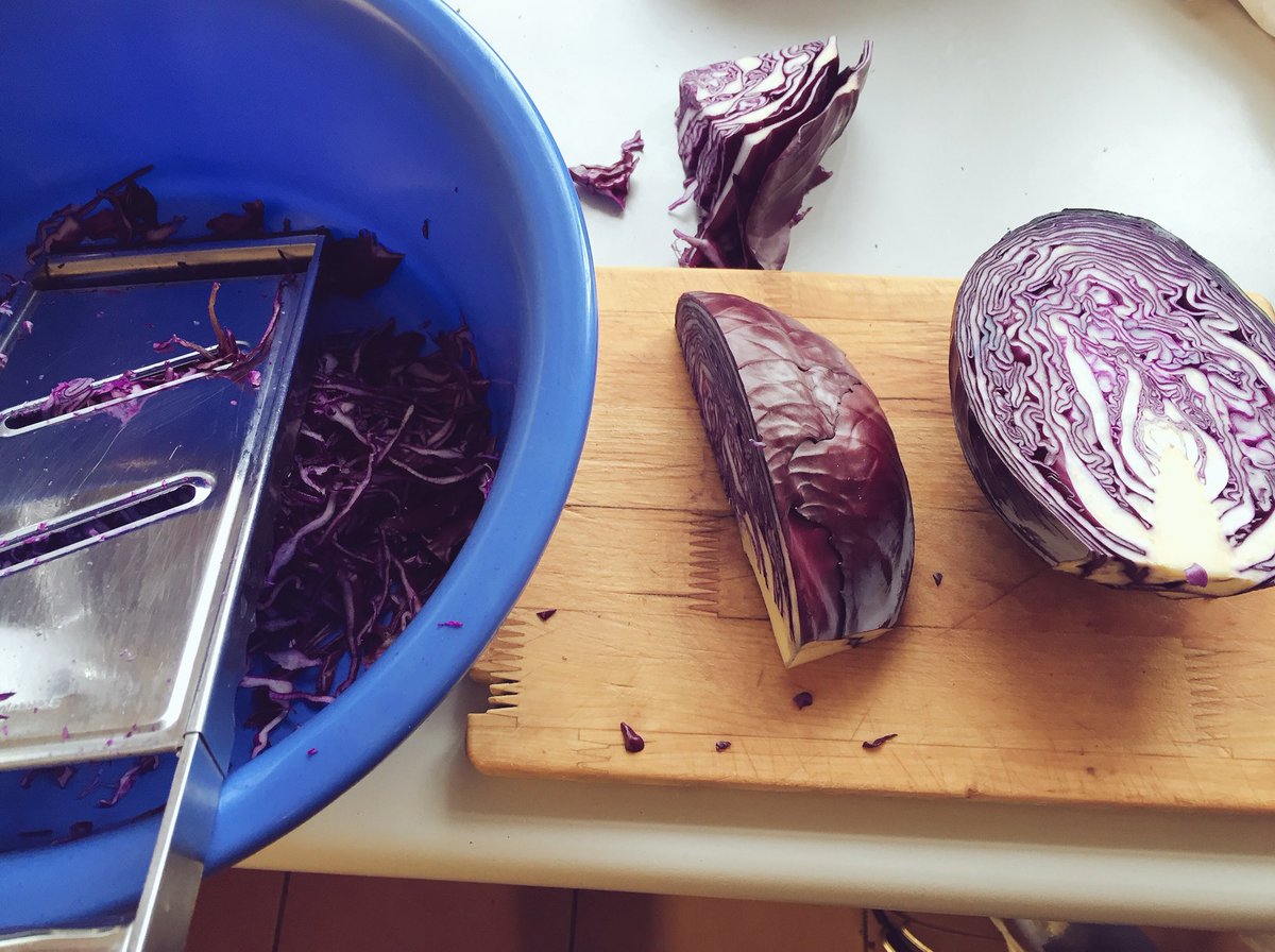 baranek's tweet photo. Bei dem Schmuddelwetter Lust auf #kochaction. Start mit Rotkohl. https://t.co/aka5ikRCGN