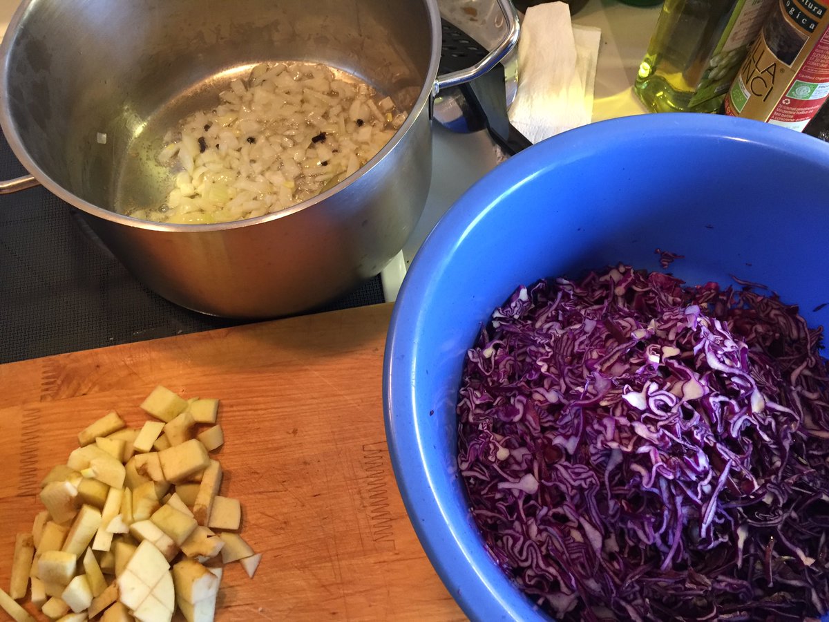 baranek's tweet photo. Bei dem Schmuddelwetter Lust auf #kochaction. Start mit Rotkohl. https://t.co/aka5ikRCGN
