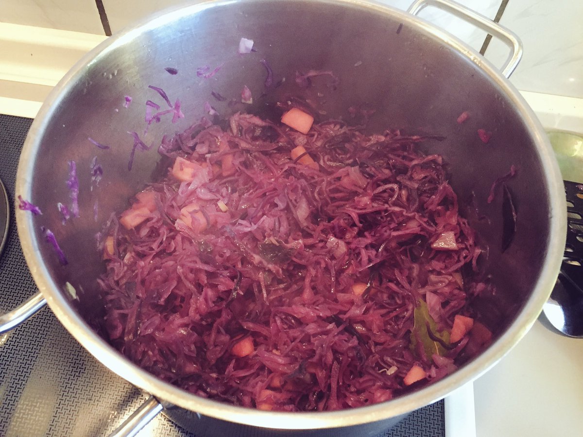 baranek's tweet photo. Bei dem Schmuddelwetter Lust auf #kochaction. Start mit Rotkohl. https://t.co/aka5ikRCGN