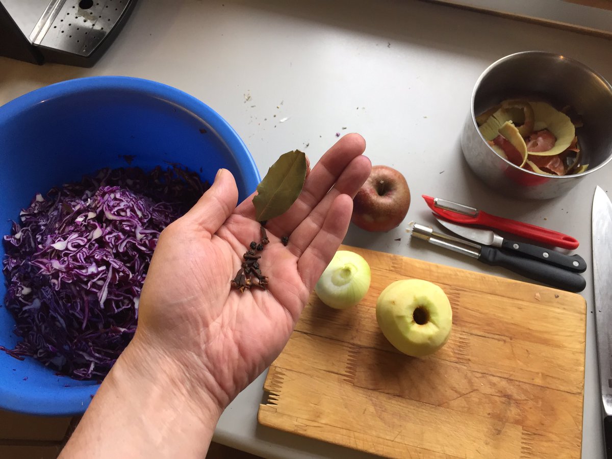 baranek's tweet photo. Bei dem Schmuddelwetter Lust auf #kochaction. Start mit Rotkohl. https://t.co/aka5ikRCGN