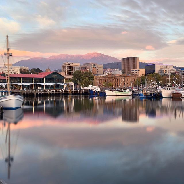 Australia's tweet photo. Good morning #Hobart! @lifecatchme was up bright &amp; early to capture this pastel morning in @Tasmania's capital city https://t.co/L7dvzrEJlf