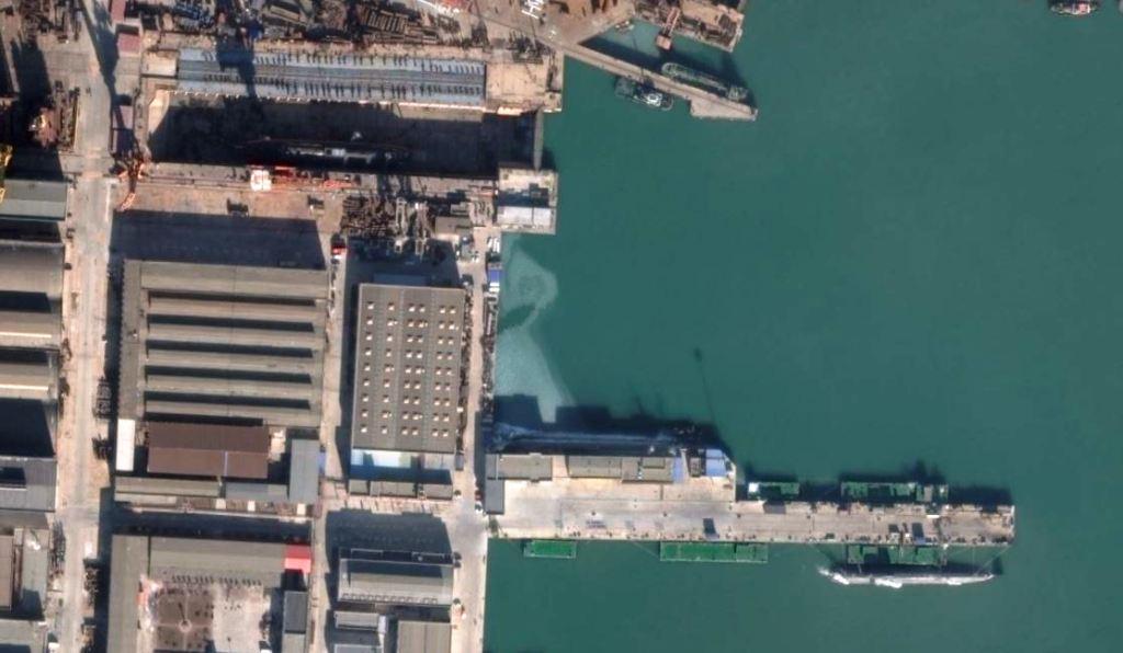 rajfortyseven's tweet photo. #China #PLAN Probably new #Type093 nuclear submarines at Huludao GEDOI 12/27/15 https://t.co/9FQatsjMx2