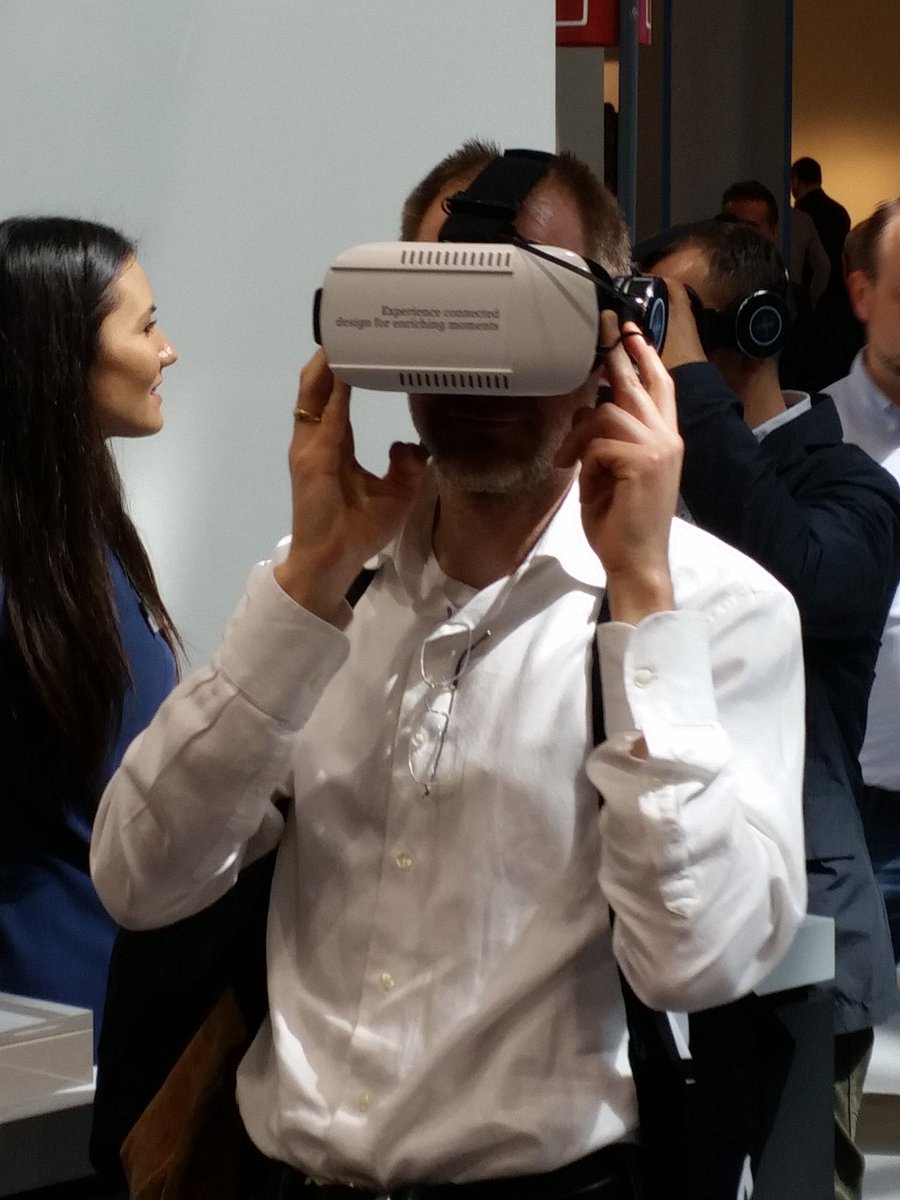 DanielaPezzotta's tweet photo. Virtual realtà @ Siemens stand by #threeaxis @_AXIS_com https://t.co/lCmMKZ8zmg