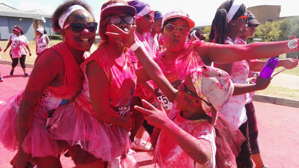 SowetoEntMag's tweet image. Getting all colored up. #SowetoColoRun #CapitecColorRun
