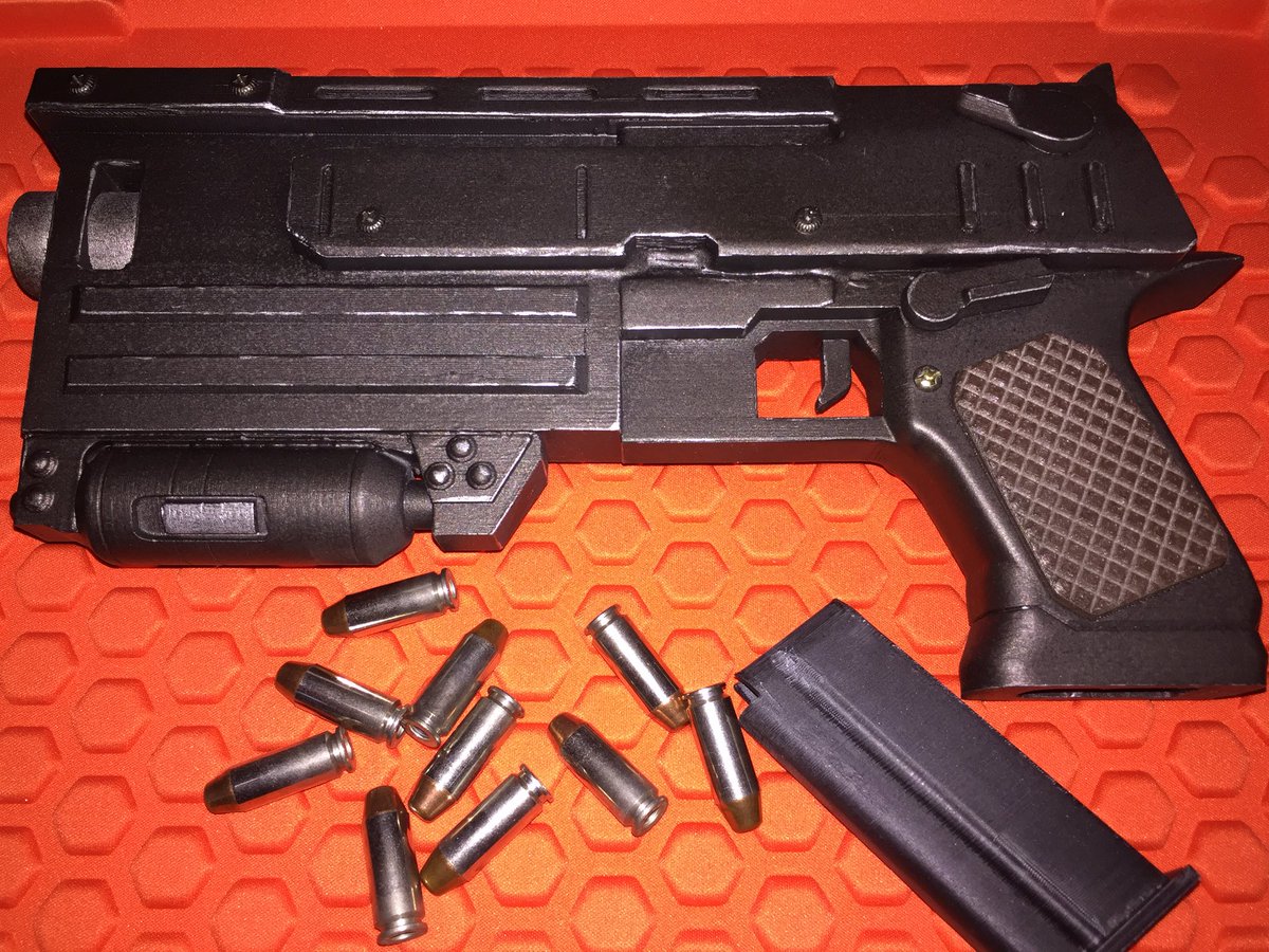 伝説級のラットスレイヤー 閃電 B O S Fallout3ver の10mmピストルを3dプリンタ で業者に製作して貰ったのに色付けたのが無事完成した 弾はこの為に揃えた10mmのダミー 貴重なので手に入れるのが大変だった Fallout3