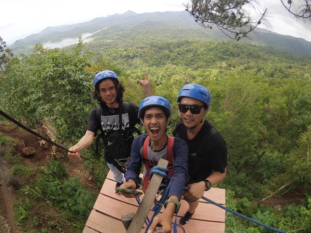 MadCasells08's tweet photo. @myTrip_myAdvntr #mtma3warna 
1. #pantai3warna
2. #airterjunsumbersiji 
3. #airterjunsumberpitu
4. #wisataomahkayu https://t.co/yqMtK8E8S1