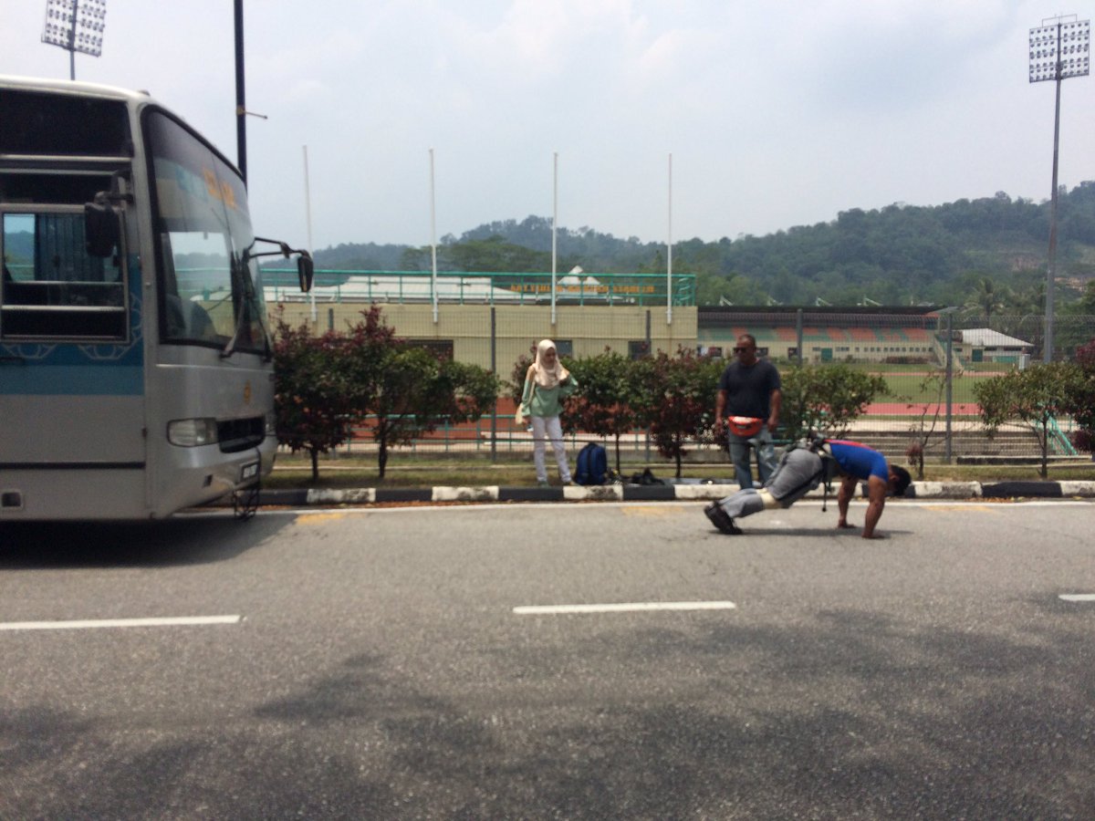 IYF2k16's tweet photo. Ah sudah dah start dah ni. Nervous lak #BusPulling #IIUMAutofest #IYF2k16 https://t.co/QTfsaZ2VJS