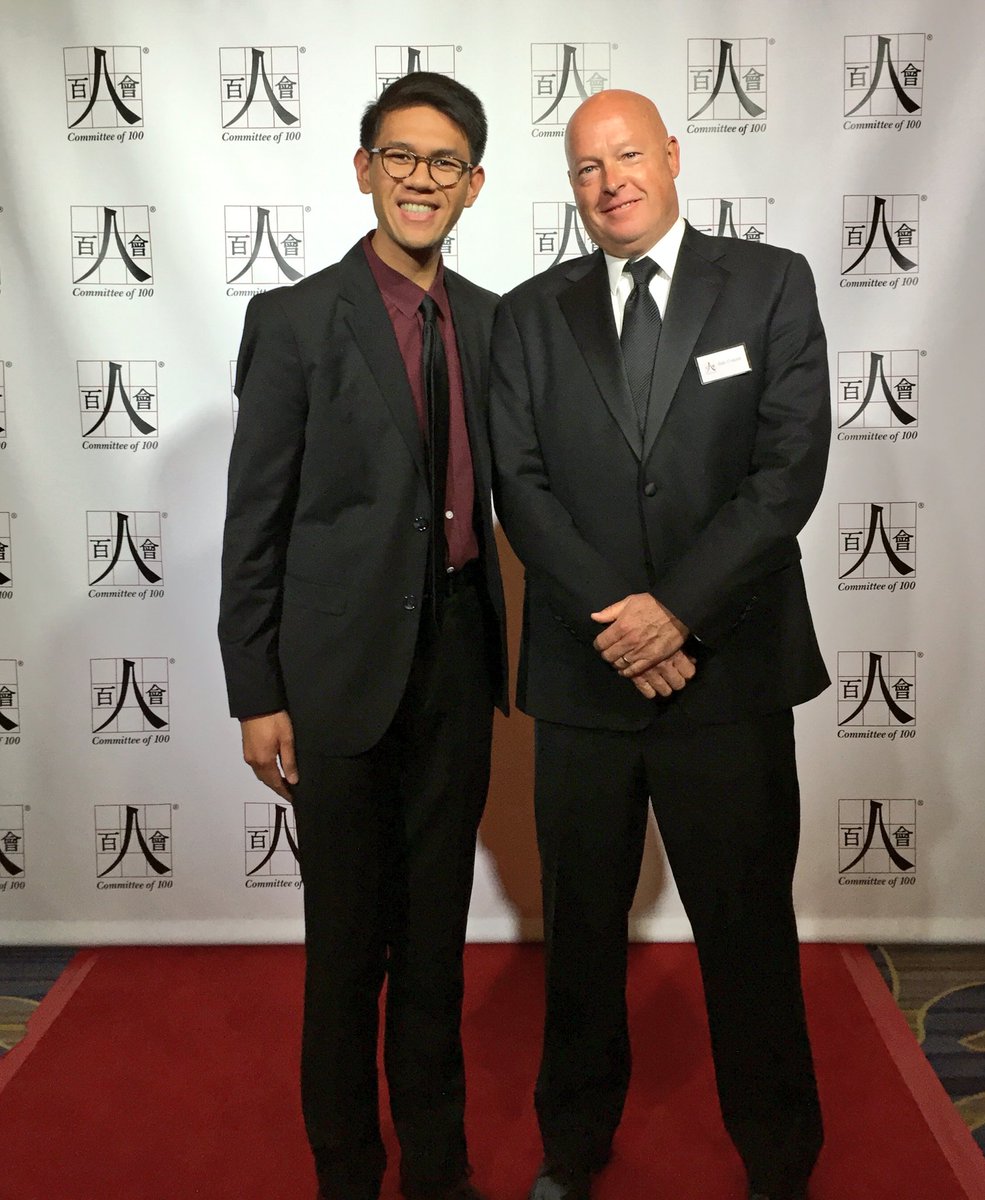jordiepoblete's tweet photo. Got to meet #Disney's other executive Bob tonight at @Committee100's #C100CONF2016. See you in Shanghai, Bob Chapek! https://t.co/UtXy3GMNgt