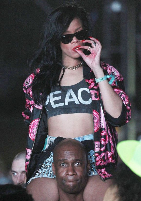 jamesjointx's tweet image. Don't leave your kids with Rihanna