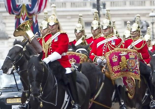 イギリス軍の赤い礼服はほんと美しく品格あって素敵。