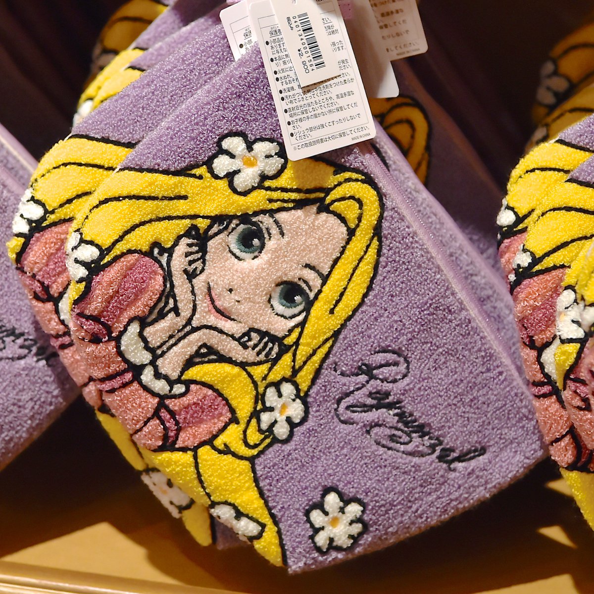 Mezzomikiのディズニーブログ ラプンツェルとアリエルが新登場 かわいいディズニーランドのキャラクターポーチ T Co D2y8gis7sc