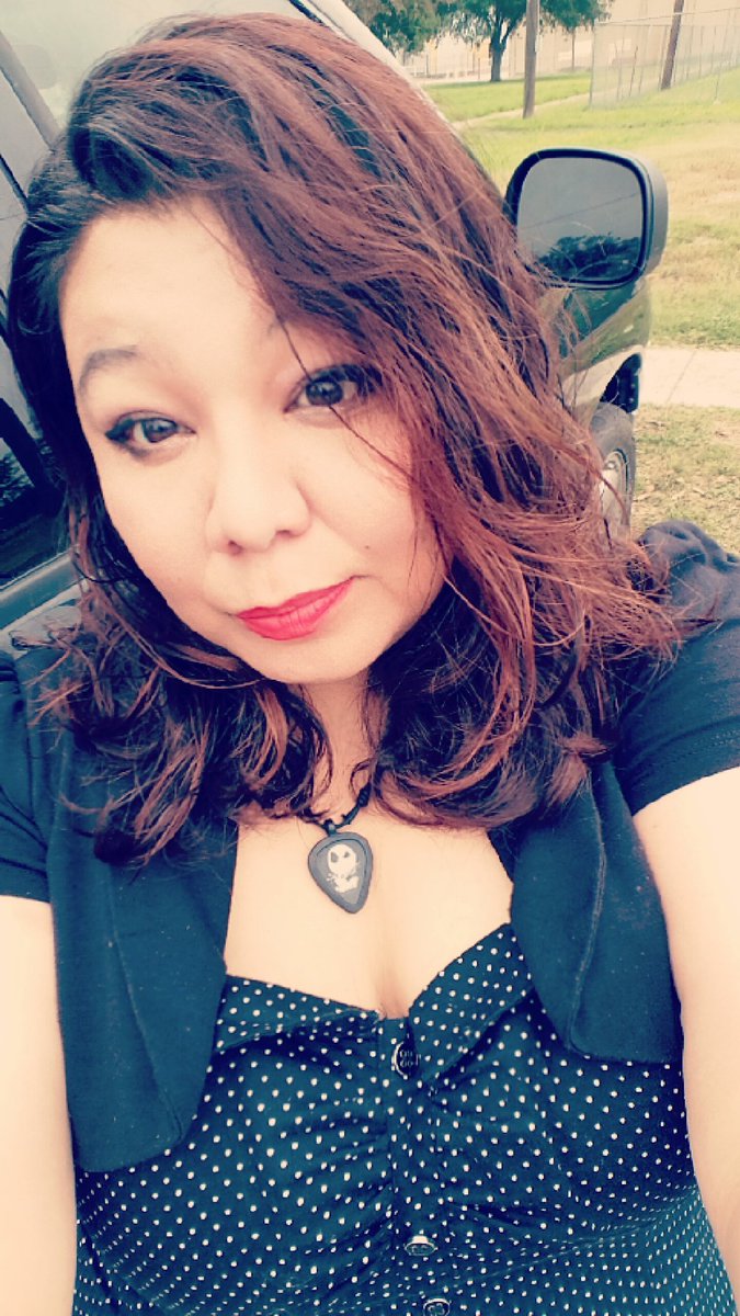 voodoogirlxoxo's tweet photo. I always come out sooo white lol here's my ugly selfie of the day #newlipcolor #hookerred #justme https://t.co/0eah039krT