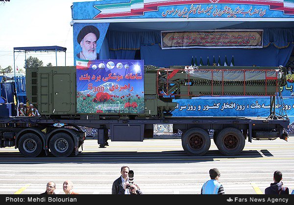 إيران تستعرض قطعا من صواريخها الدفاعية الروسية CgOQ1PEVAAAKzz9