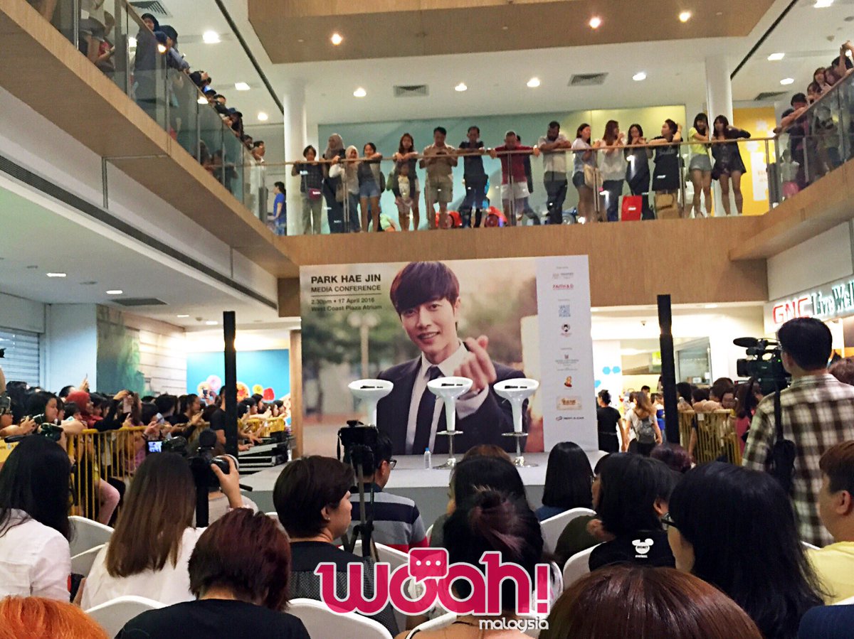 We're here at #ParkHaeJin Press Conference at West Coast Plaza!!! #박해진 #朴海镇 #ParkHaeJininSG