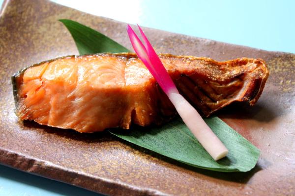 身が赤いのにサケは白身魚
焼き魚や寿司ネタで人気のサケ。
身はどう見ても赤色ですが 実は白身魚なんです。
プランクトンに含まれる｢アスタキサンチン｣という赤い色素のせい。
筋肉組織に色素を取り込むため川を遡り動くほど赤色になる。