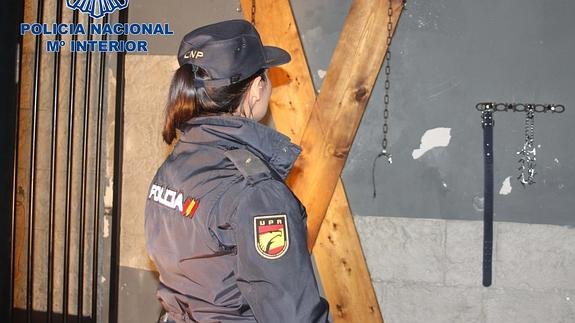 laverdad_es's tweet photo. #VÍDEO: Arrestadas dos proxenetas que captaban jóvenes en Murcia para prostituirlas https://t.co/tpKJoX1xWh https://t.co/AYL8ogWAB9