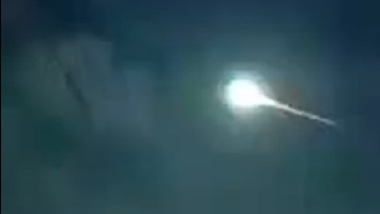 Marbe_Sakura's tweet photo. "@ActualidadRT: VIDEO: extraña luz en el cielo durante el mortífero terremoto de Ecuador https://t.co/EEERYrdfbg https://t.co/KIFC82DnhJ"