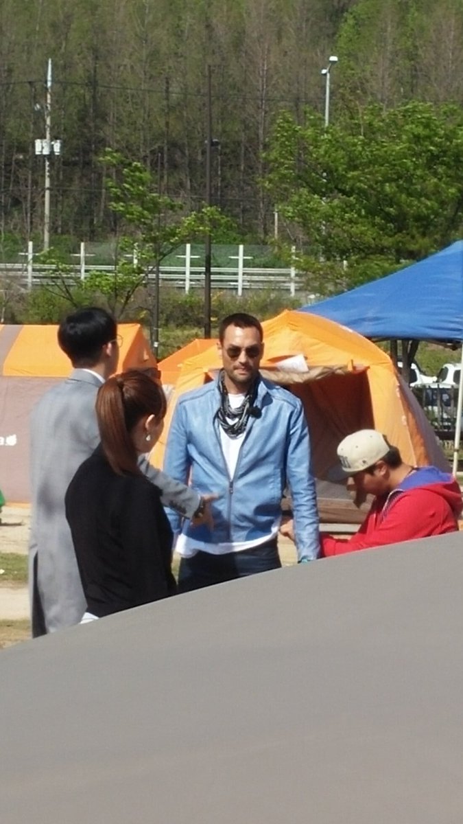 dirtybit's tweet photo. 태양의 후예에 나오는 아구스(?)가 연예가 중계 촬영하러 난지캠핑장에 왔음! 우리쪽 일행도 촬영하긴 했는데 난 누군지 잘 몰라서 도망갔음 ㅋㅋㅋ #아구스 #태양의후예 #데이비드맥기니스 #잘생김 https://t.co/NRq4qjOL19