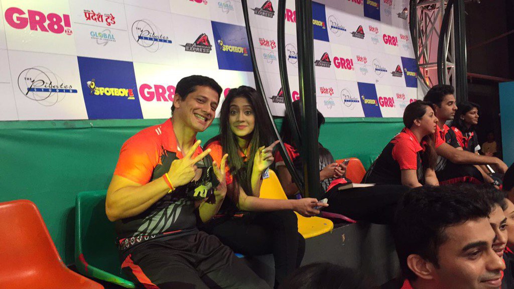 TheAmdExp's tweet photo. Coz we are always ready to pose and smile! #ShutterbugReady ;) @ColorsTV @Spotboye #frootibcl #matchscenes #posers https://t.co/N2QaAjwOIE