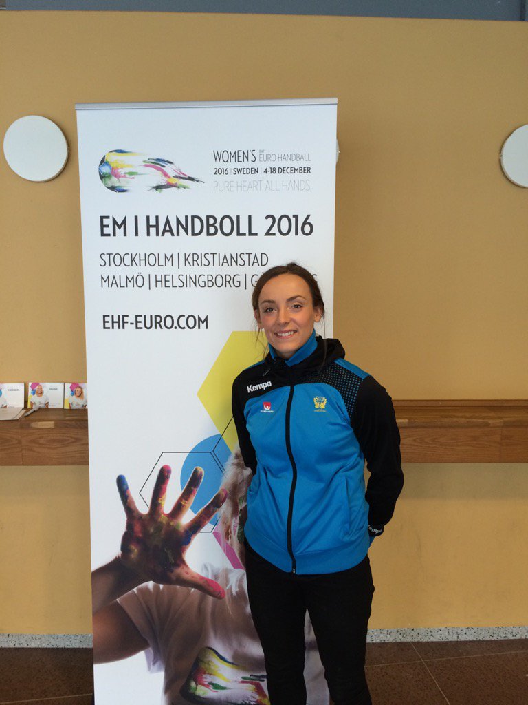 EvertBerglund's tweet photo. Emma Hawia på plats under @sthlmhandboll slutspel. Prisutdelare o marknadsföring @EHFEURO https://t.co/P7B8Uktt8U