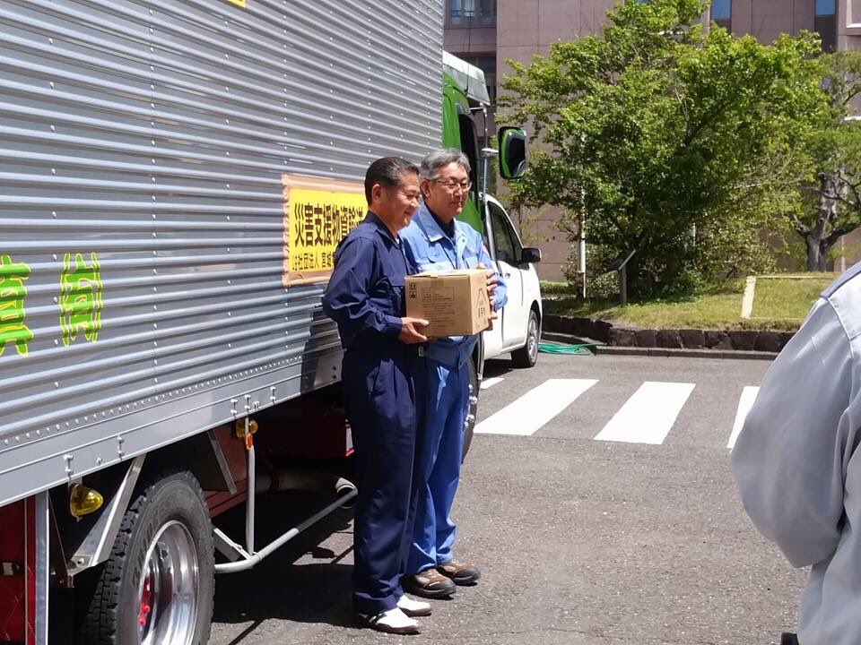 nekotanchan's tweet photo. 東日本大震災で被災した遠い遠い石巻市から救援物資が 八代市へ届きました❗️
地震で被災し高速道路が通行止め、一般道路が大渋滞のため大幅に遅れ ご苦労いただき到着しました！  ありがたや
感謝m(_ _)m   感謝m(_ _)m https://t.co/CzPf0cBW6B