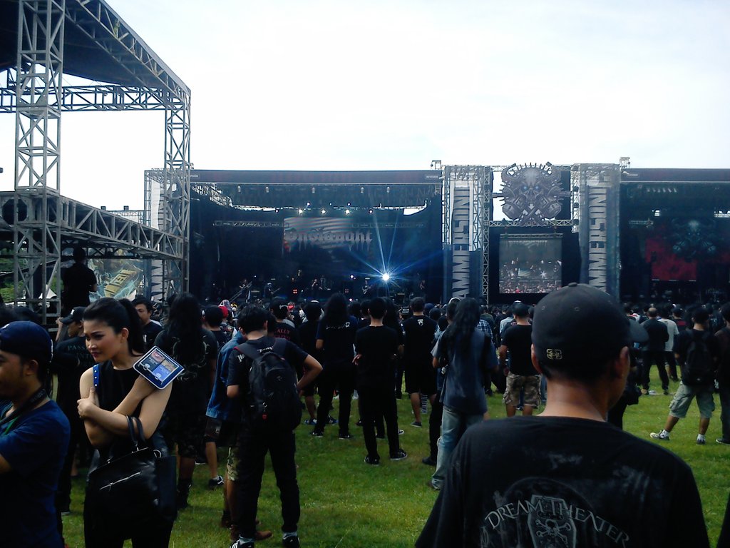 Dari Inggris <a href="/ONSLAUGHTUK/">Onslaught</a> menghantam Hammer Stage dgn old school thrash metalnya