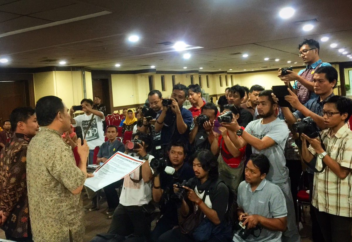joint2017's tweet photo. RESMI:

Walikota yang diusung oleh JOINT adalah Garin Nugroho dan didampingi oleh Rommy Heryanto sebagai Wakilnya. https://t.co/PpGkxecFQN
