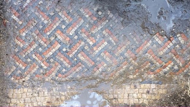 BBCNews's tweet photo. A home owner was digging his back garden in England.
He found a Roman villa built in 200AD 😮
https://t.co/30ToS4BqgO https://t.co/FXHjjIdPS2