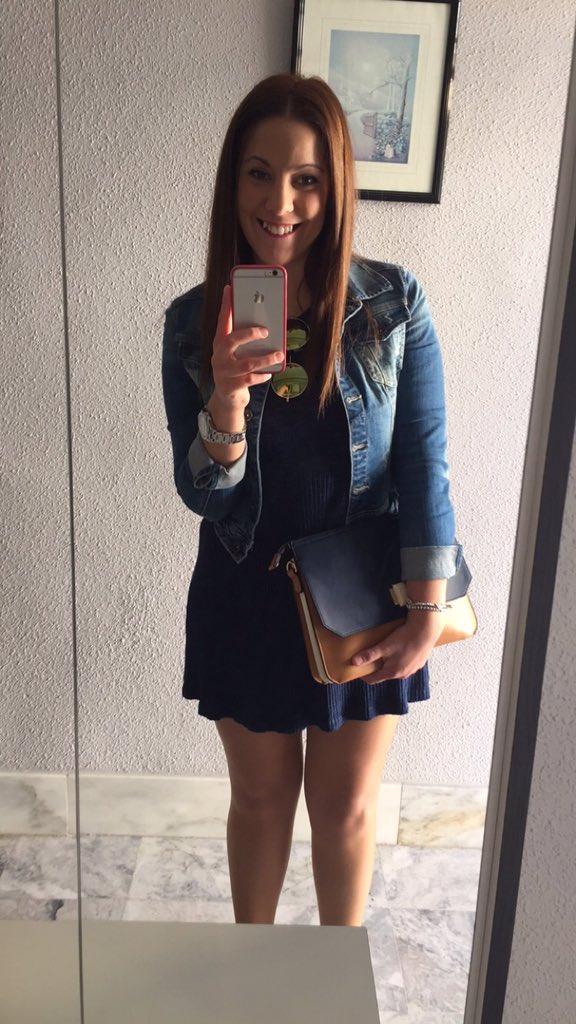 "Aún me emocionan ciertas voces, aún creo en mirar a los ojos. Aún..." 🐨 #SUNDAY 🌤⚓️