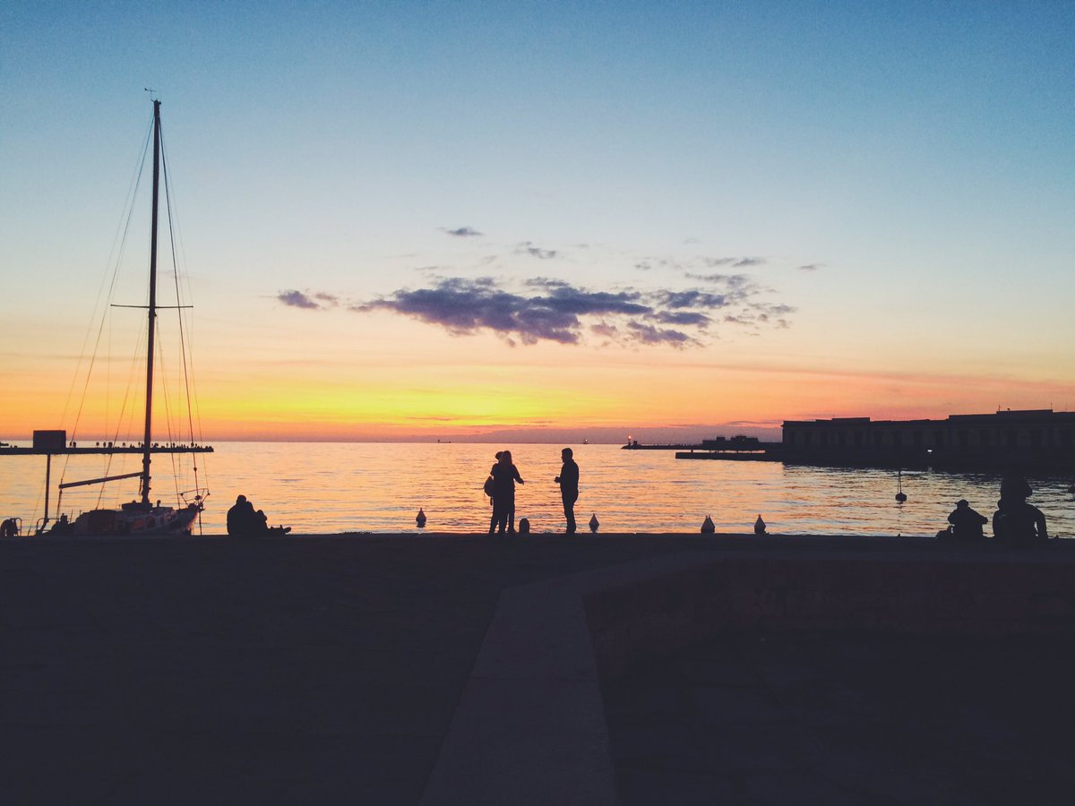 andreaferrarato's tweet photo. #triestesettimanalmente è tramonti in riva al mare #Trieste #leviedellefoto https://t.co/N9oOfzmFxX