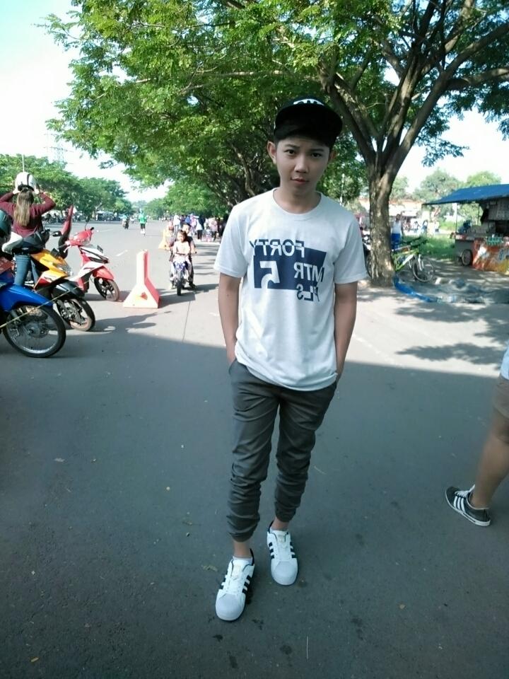 lagi" dikira masih Smp.
padahal Smk Sudah lulus..
umur 19th walah..😍😘😘😜
IRWAN KRISDIYANTI DAY