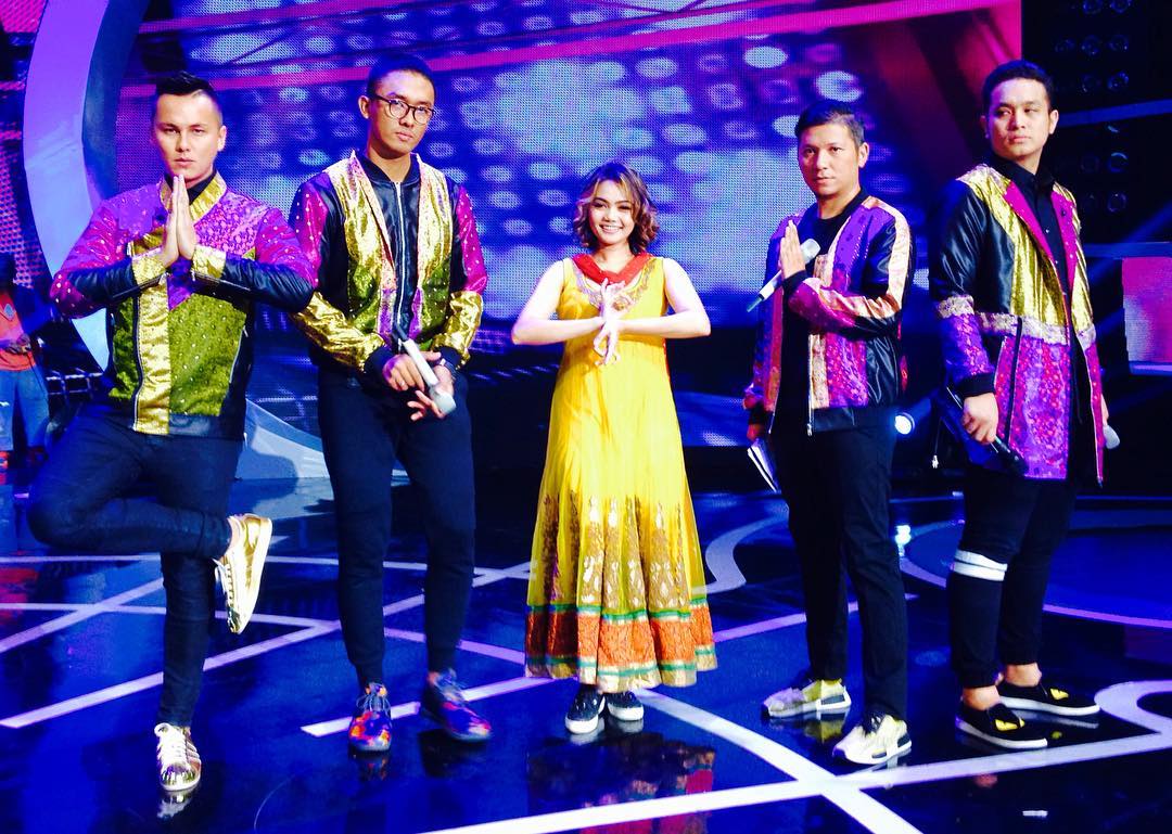 dulurRina_id's tweet photo. hari ini ☺☺♥♥♥
@Rina_Nose @dhikacungkring @GilangDirga @Uus__ @gadiiing #DanceIcon2 https://t.co/XHwLSL7aBD