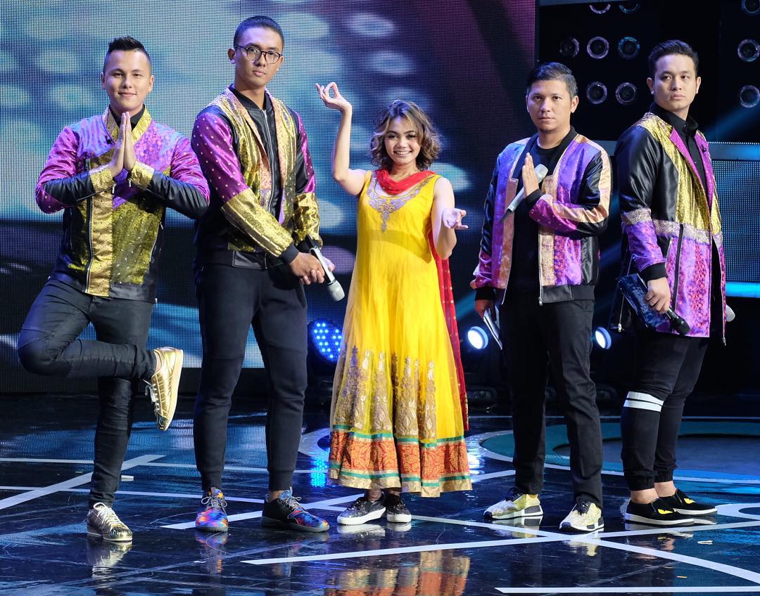 dulurRina_id's tweet photo. hari ini ☺☺♥♥♥
@Rina_Nose @dhikacungkring @GilangDirga @Uus__ @gadiiing #DanceIcon2 https://t.co/XHwLSL7aBD