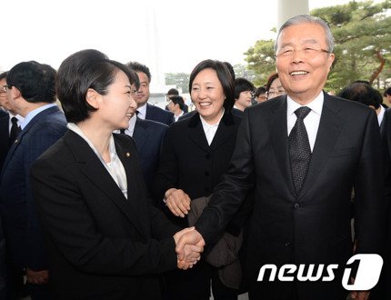 박영선 이언주...

쳐웃지마라.

은수미 최민희 배재정 잃고 그리 쳐 웃니?
